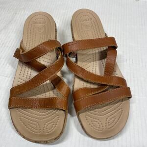 CROCS A LEIGH‎ Womens Brown Strappy Slip On Sandals Cork Wedge Size 9